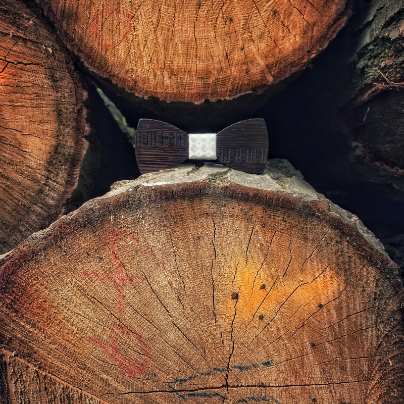 Dřevěný pánský motýlek Piano klávesy Hvězdy bílé wenge