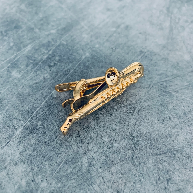 Zlatá spona na kravatu Saxofon 