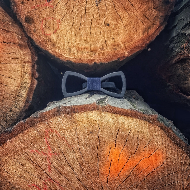 Dřevěný pánský motýlek Mahoosive černá Vrtule - denim 