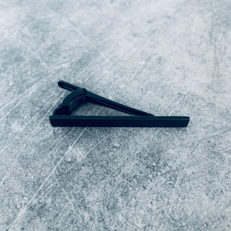 Matně černá spona na kravatu Matt