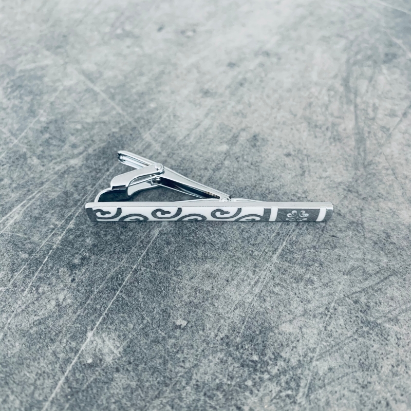 Stříbrno - bílá spona na kravatu Flower ornament