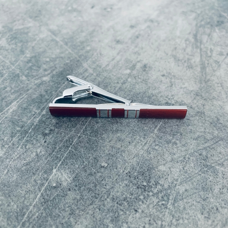 Hnědo - stříbrná spona na kravatu Eye