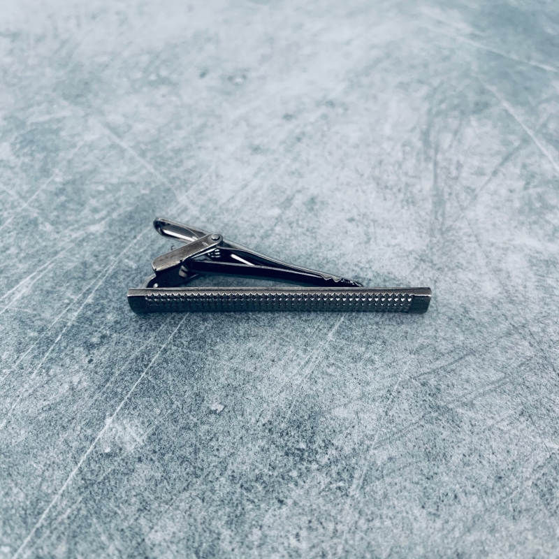 Šedá spona na kravatu Raw 