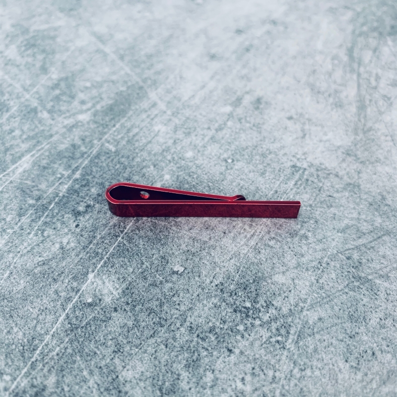 Červená spona na kravatu Medium clip 