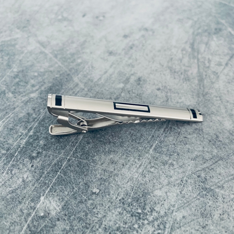 Černo - stříbrná spona na kravatu Black Window 