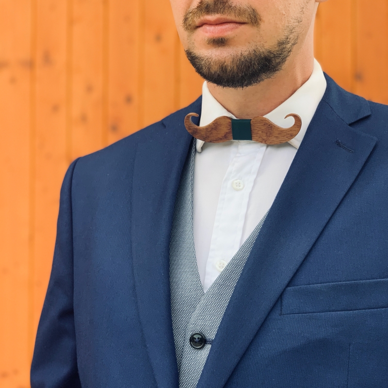 Dřevěný pánský motýlek Mahoosive Knír - zelený 