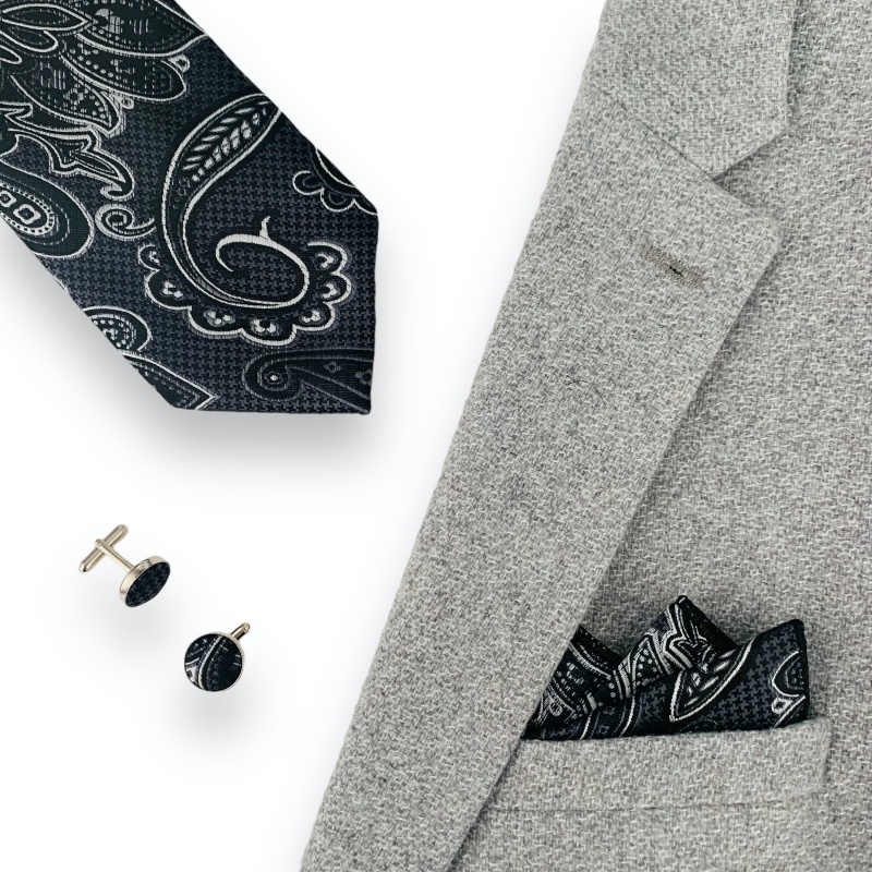 Černo - šedý set kravata, kapesník a manžetové knoflíčky Abstrakt
