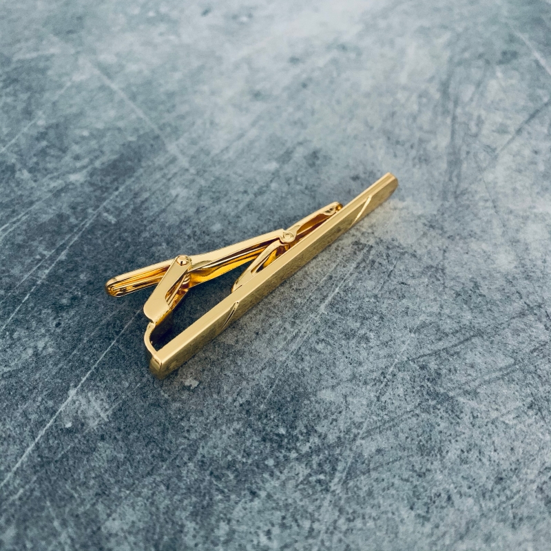 Zlatá spona na kravatu Bar