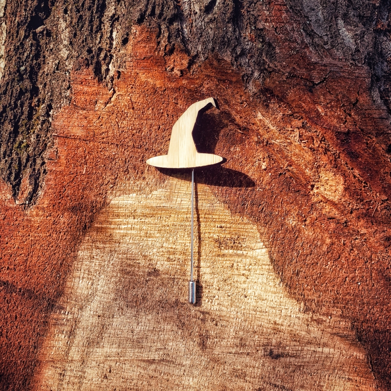 Dřevěná brož Čarodějnický klobouk 