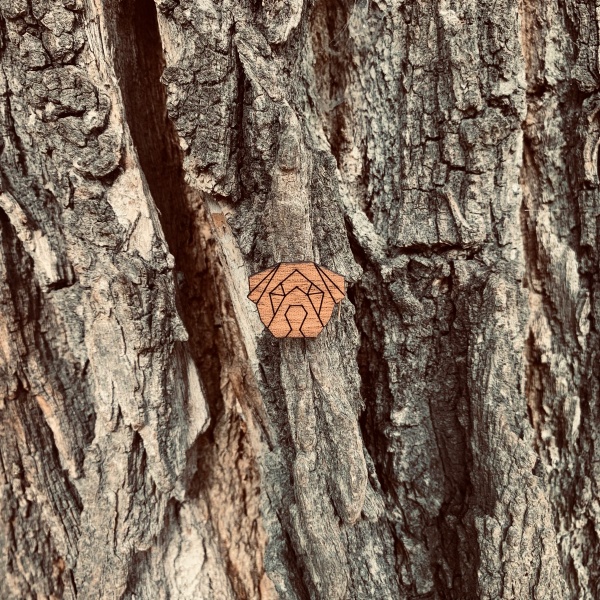 Dřevěná brož Buldok origami 