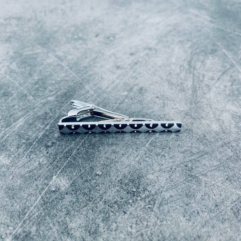 Stříbrno - černá spona na kravatu Semicircle