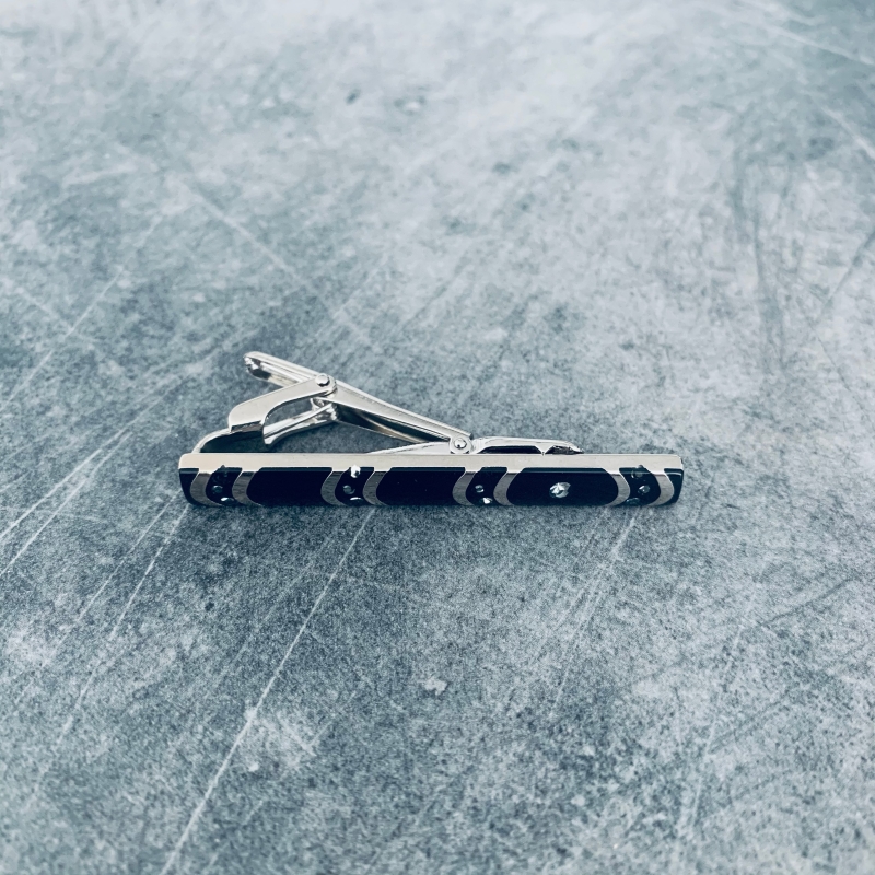 Stříbrno - černá spona na kravatu Winker