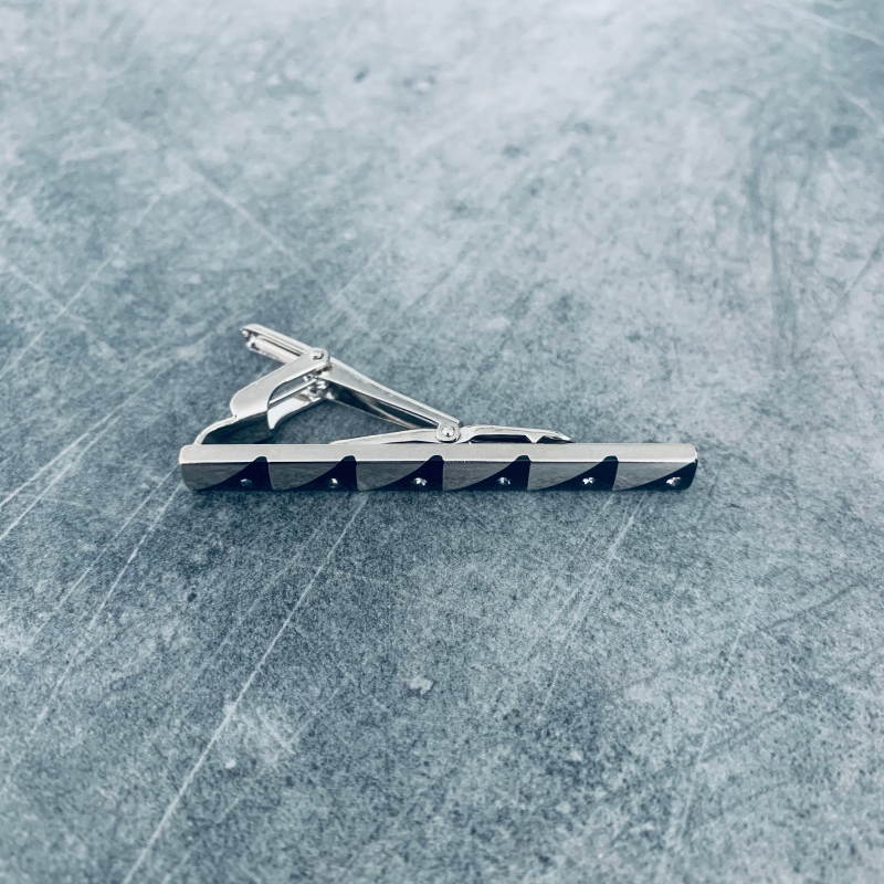 Stříbrno - černá spona na kravatu Triangle 