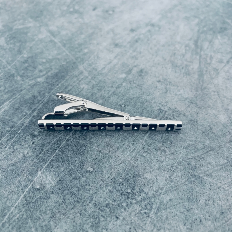 Stříbrno - černá spona na kravatu Film 