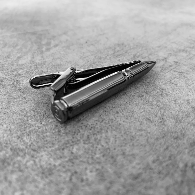 Šedá spona na kravatu Náboj 