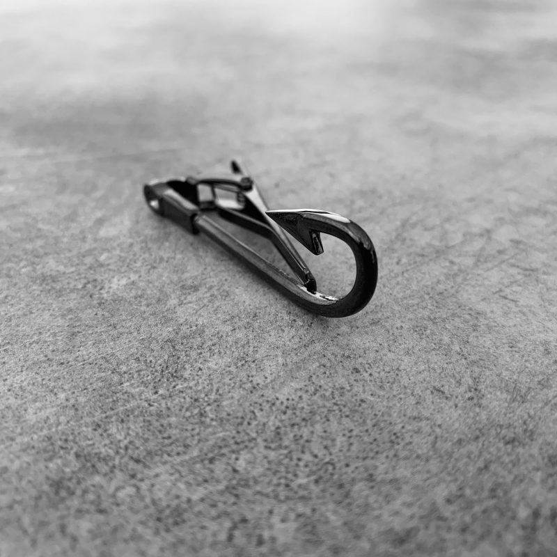 Šedá spona na kravatu Hák