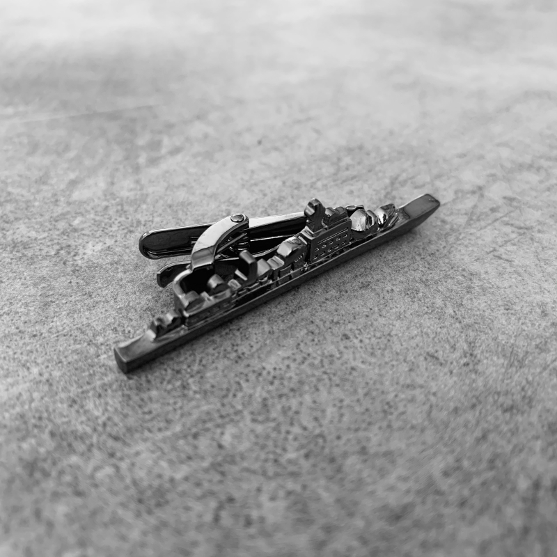 Šedá spona na kravatu Bitevní loď
