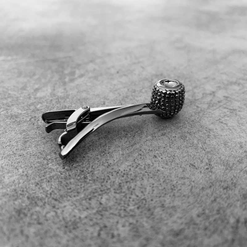 Šedá spona na kravatu Dýmka 