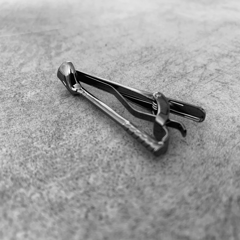 Šedá spona na kravatu Golfová hůl 