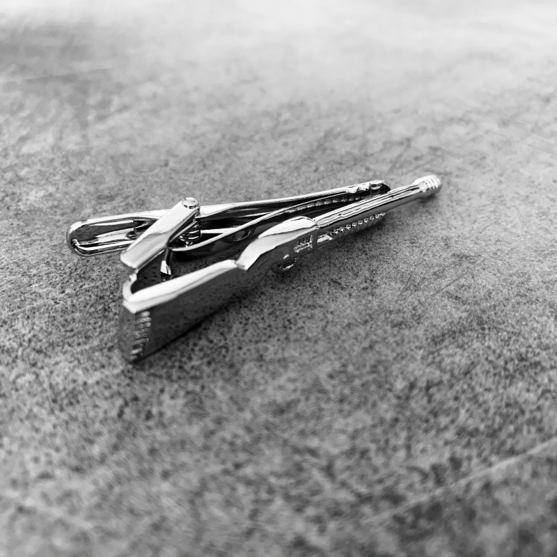 Stříbrná spona na kravatu Brokovnice