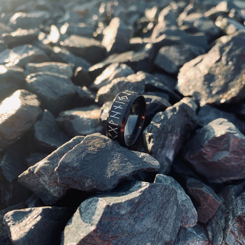 Černý prsten Runy vel. 10