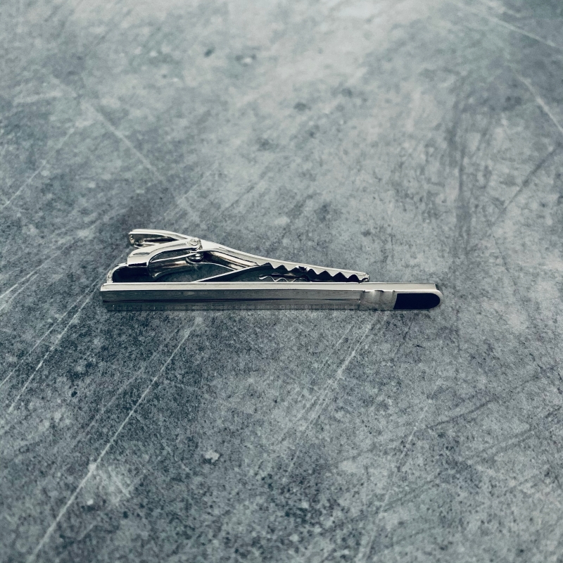 Stříbrná spona na kravatu Finger black 