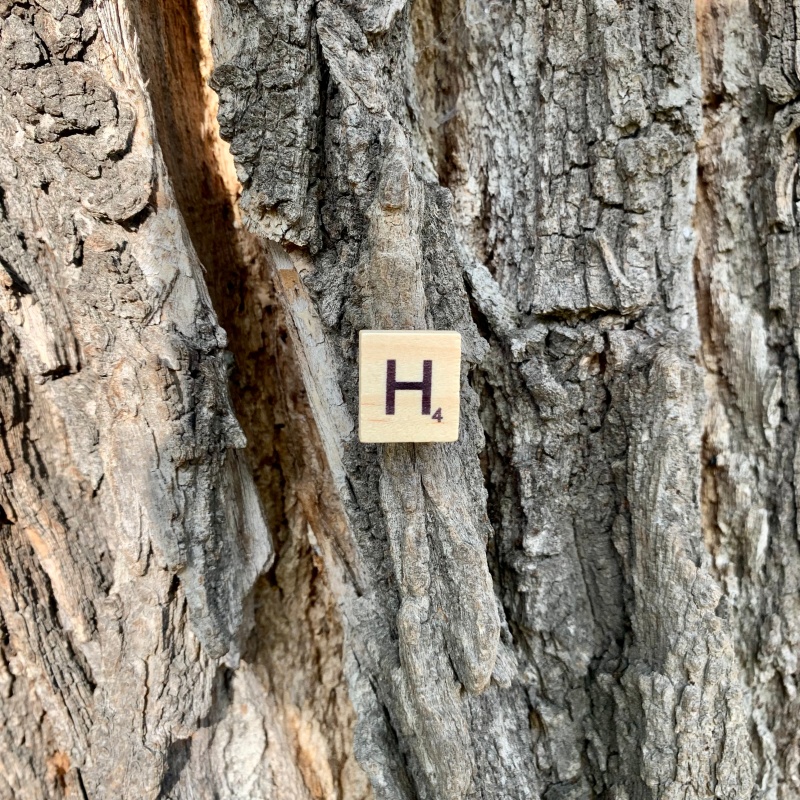 Brož Scrabble písmeno H