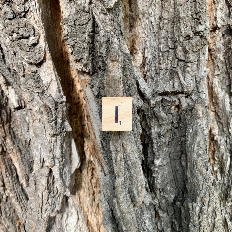 Brož Scrabble písmeno I