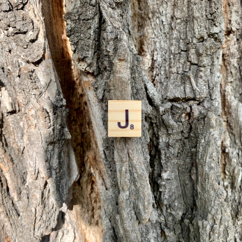 Brož Scrabble písmeno J