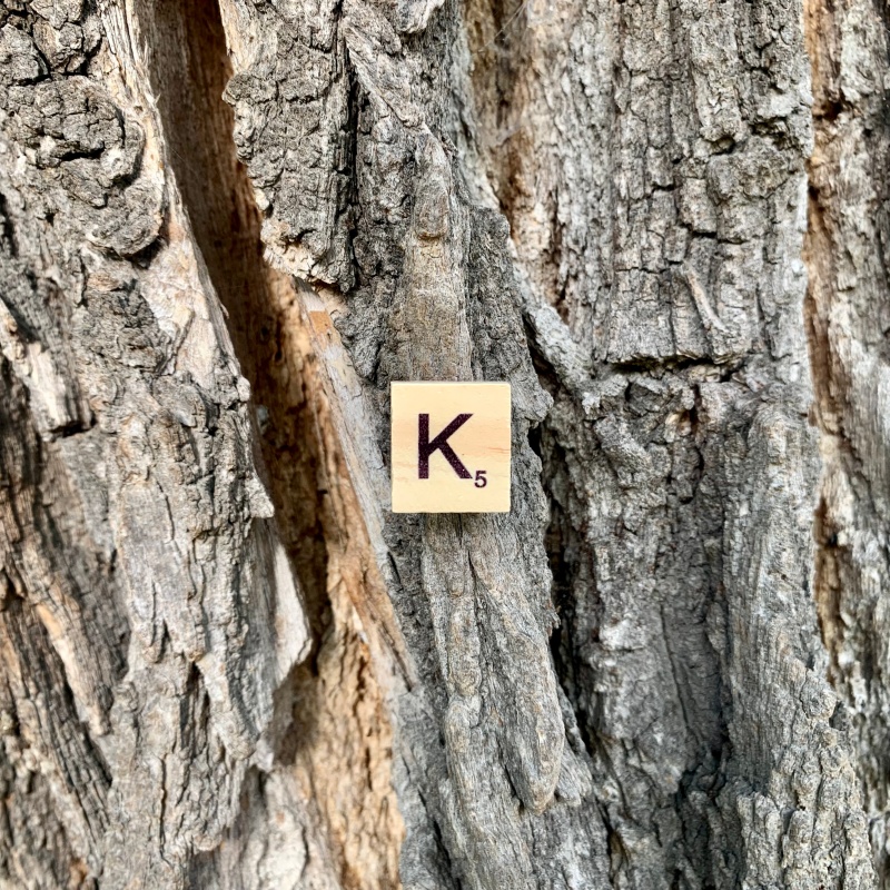 Brož Scrabble písmeno K