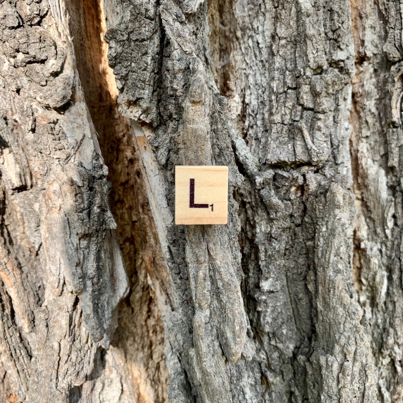 Brož Scrabble písmeno L