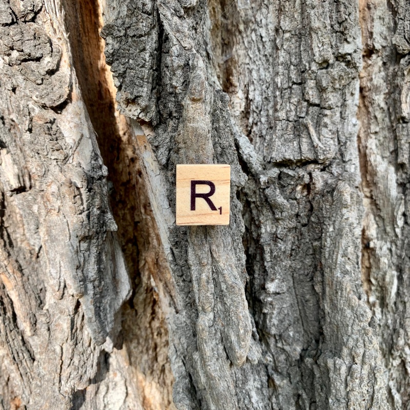Brož Scrabble písmeno R
