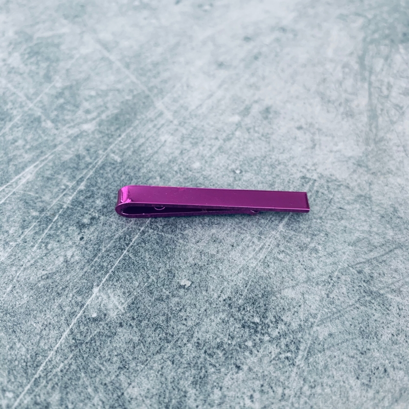 Fialová metalická spona na kravatu Mini