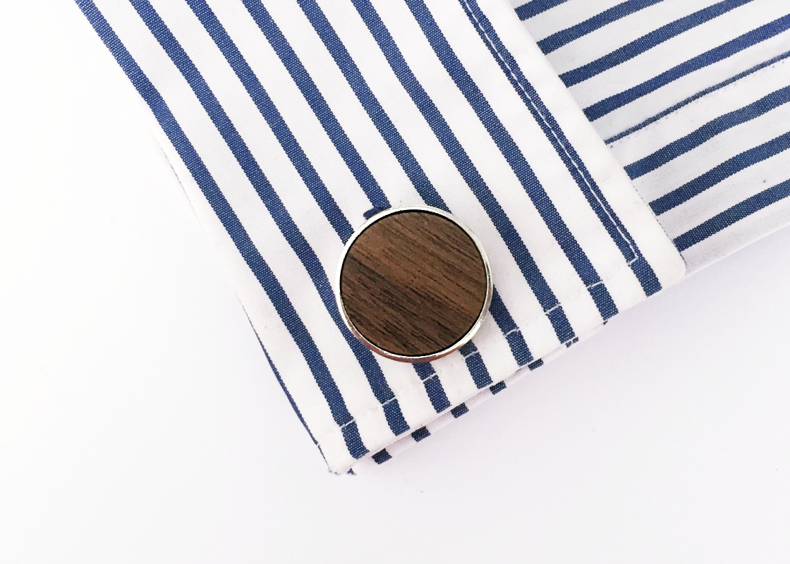 Dřevěný pánský motýlek Geometric Leather + manžetové knoflíčky 