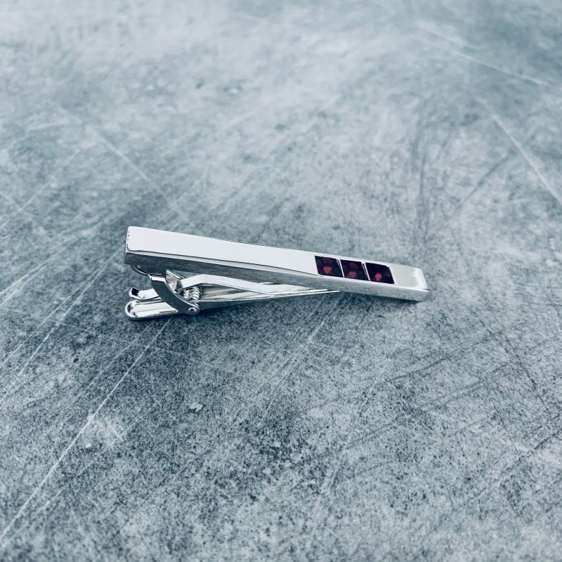 Spona na kravatu Krystaly vínové 