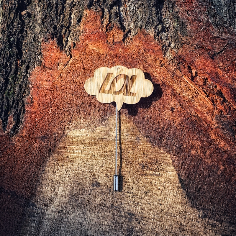 Dřevěná brož LOL