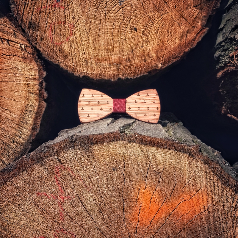 Dřevěný pánský motýlek Mahoosive Kotva - červená 