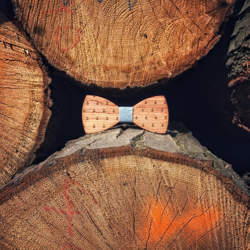 Dřevěný pánský motýlek Mahoosive Kotva - modrá 