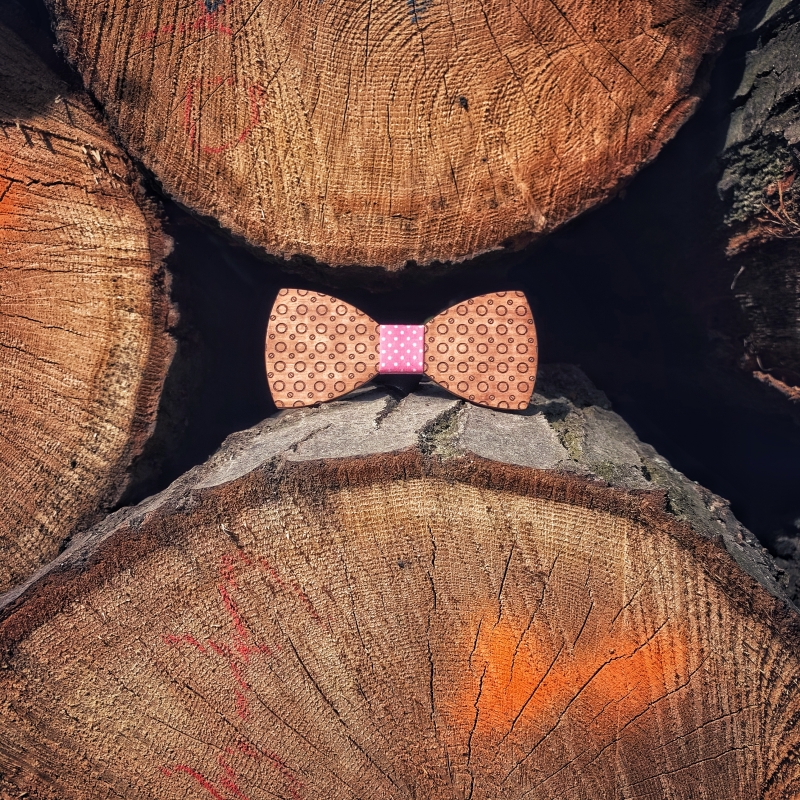 Dřevěný pánský motýlek Mahoosive Matice - růžový puntík 