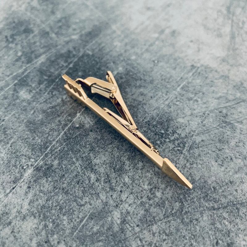 Zlatá spona na kravatu Šíp