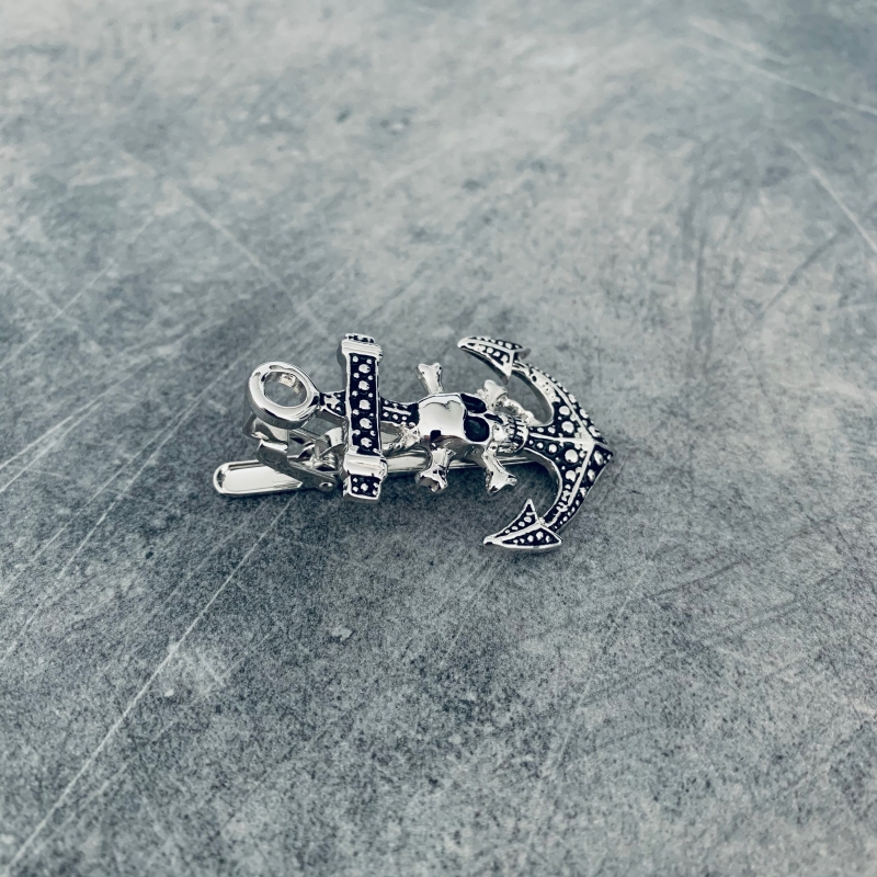 Spona na kravatu Kotva skulls 