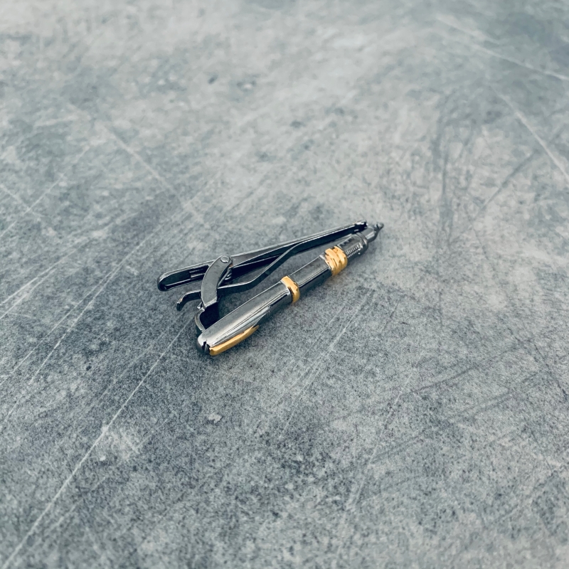 Spona na kravatu Psací pero 