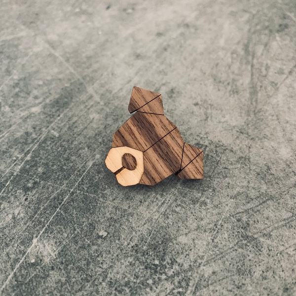 Dřevěná brož Pes 