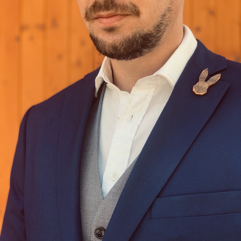 Dřevěná brož Zajíc