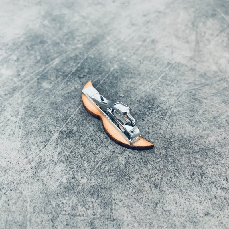 Dřevěná spona na kravatu Knír jasan 