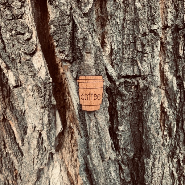 Dřevěná brož Káva v kelímku 