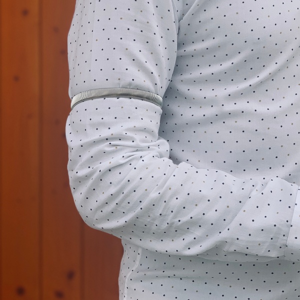 Stříbrný kovový držák rukávu košile