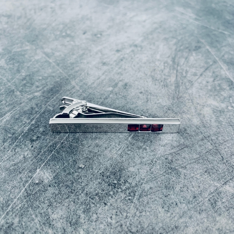 Spona na kravatu Krystaly vínové 