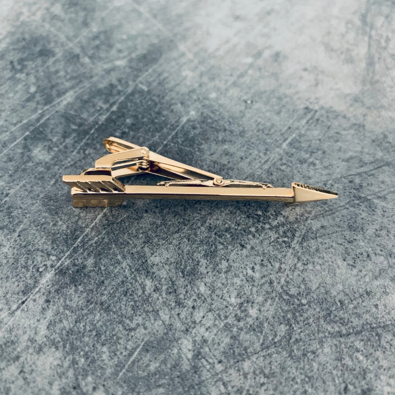 Zlatá spona na kravatu Šíp