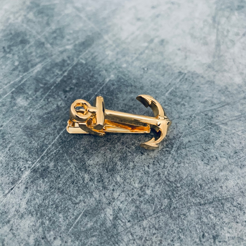Zlatá spona na kravatu Kotva malá 